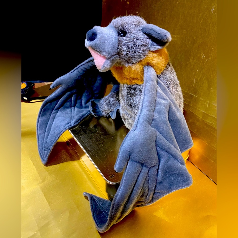 CREEPY REALISTIC STYLE LARGE BAT PLUSH GREAT DETAIl WELL MADE 24” WING SPAN 2011